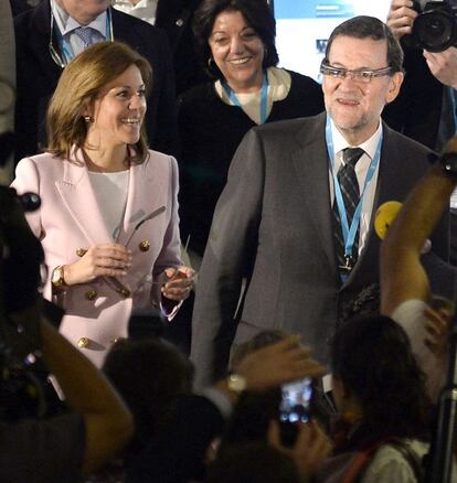 El presidente del Gobierno, Mariano Rajoy y la secretaria general del Partido Popular, María Dolores de Cospedal, se prueban las "Google glass" durante la Convención Nacional del PP, que ha comenzado en Valladolid.