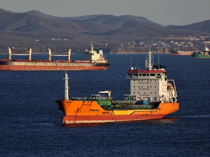 Un petrolero ruso y un granelero navegan en la bahía de Najodka, en la costa rusa, el sábado.