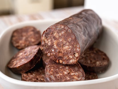 Morcilla de Burgos es un embutido elaborado con cebolla horcal, manteca o sebo, arroz, sangre, especias y sal.