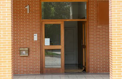 Vista de la entrada al edificio donde fue encontrado el cadáver de la mujer, este sábado en Logroño.