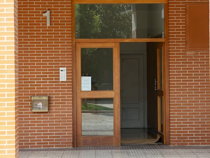 Vista de la entrada al edificio donde fue encontrado el cadáver de la mujer, este sábado en Logroño.