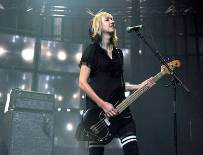 Kim Shattuck, en una actuación junto a Pixies en 2013.