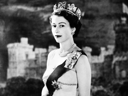 La reina Isabel II, en un retrato oficial tomado en 1953, cuando tenía 27 años.