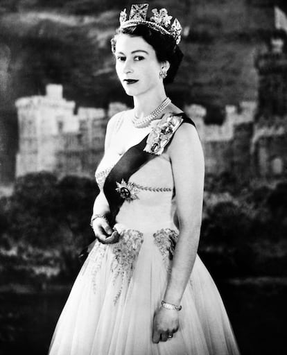 La reina Isabel II, en un retrato oficial tomado en 1953, cuando tenía 27 años.