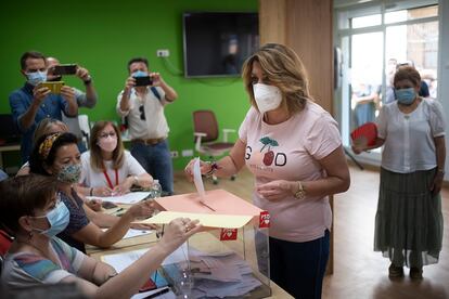 La candidata en las elecciones primarias del PSOE andaluz, Susana Díaz, en la sede del partido en el barrio de Triana, tras depositar su voto.