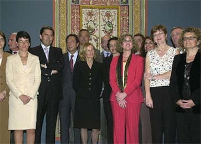 La ministra Elena Salgado, sexta por la izquierda, y los consejeros autonómicos de Sanidad, tras la reunión que mantuvieron a finales del pasado abril.