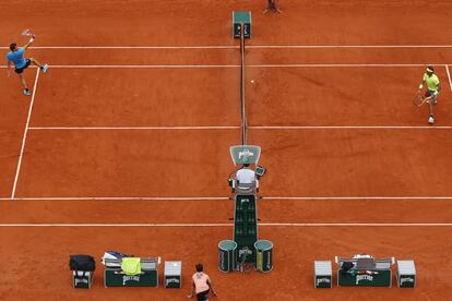 Rafa Nadal (a la derecha) y Dominic Thiem, durante el partido.