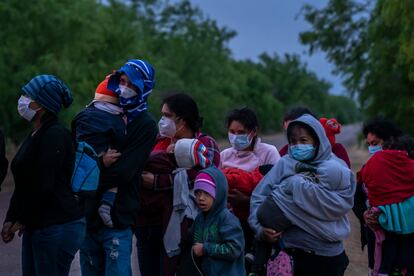 Familias migrantes de Centroamérica se entregan a elementos de la patrulla fronteriza en busca de asilo humanitario.