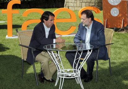 José María Aznar y Mariano Rajoy, en la sede de FAES, durante un descanso del acto de clausura del Campus FAES. En el entorno del expresidente les gusta recalcar que FAES no es del PP, sino que está "vinculada al PP".