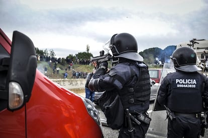 Antidisturbios durante el desalojo de la AP-7 en Salt (Girona), este miércoles. 