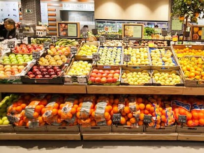 Una zona dedicada a los productos frescos en el Carrefour Market de la calle de Conde Peñalver de Madrid.