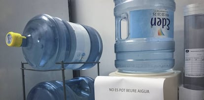 Garrafas y surtidor de agua Eden.