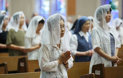 Cristianos rezan por las víctimas de la bomba atómica, en la Catedral Urakami de Nagasaki (Japón).