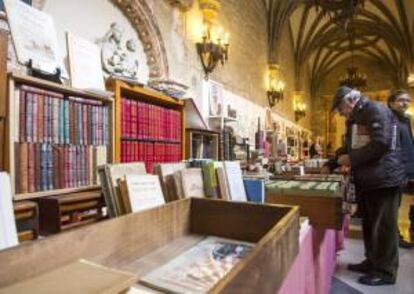 La Biblioteca pública de San Juan de la capital burgalesa muestra desde hoy y por unos días sus joyas de libros antiguos, entre los que hay varios incunables, como la "Biblia de Gutenberg", en una actividad paralela al Salón del Libro Antiguo "Ciudad Burgos".