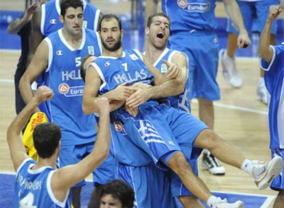 Los jugadores griegos celebran el pase