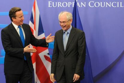 Van Rompuy (derecha) conversa con David Cameron poco antes de la reunión en Bruselas.