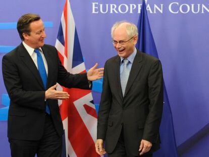 Van Rompuy (derecha) conversa con David Cameron poco antes de la reunión en Bruselas.