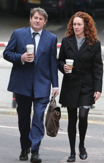 Rebekah Brooks, exdirectora del desaparecido &#039;News of the World&#039;, llega al juicio con su marido, Charlie Brooks, en 2014.