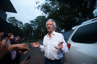 Jos Rubn Zamora habla con periodistas a su salida de prisin. 