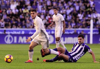  Mateo Kovacic, del Real Madrid, pelea por el bal&oacute;n con el jugador del Deportivo Alav&eacute;s, Manuel Alejandro Garcia Sanchez.