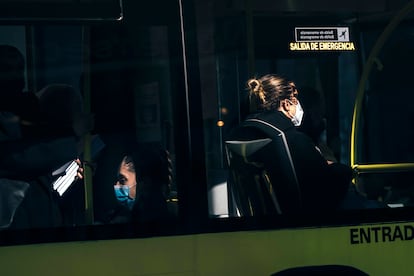 Usuarios de transporte público con mascarrila en Santiago de Compostela, este jueves.