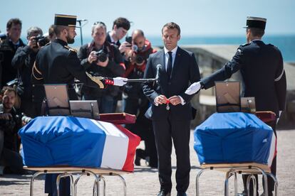 El presidente francés, Emmanuel Macron, momento antes de condecorar a los tres voluntarios de la Sociedad Nacional de Rescate Marítimo que murieron durante una tormenta la semana pasada, en Les Sables d'Olonne (Francia).