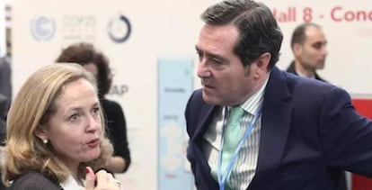 La vicepresidenta tercera del Gobierno, Nadia Calviño, con el presidente de CEOE, Antonio Garamendi, en una imagen de archivo