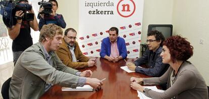 Negociaciones en Pamplona entre Bildu e Izquierda-Ezkerra.