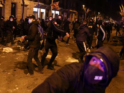 Manifestantes contra el encarcelamiento de Hasél, en la noche del jueves en las calles de Barcelona.