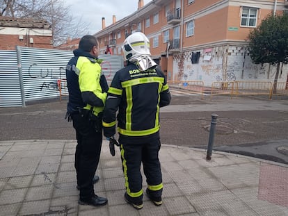 Dos bomberos, durante el desalojo temporal de este miércoles en San Fernando de Henares.