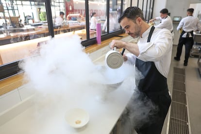 Carmelo Moreno, en un momento de la preparación del sorbete de melocotón asado con hierbaluisa.