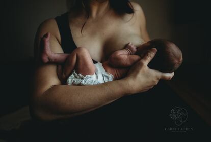 Otra de las fotos premiadas en la categoría de Las Primeras 48 horas de Vida es esta: 'Alimentando a un recién nacido' (Estados Unidos). 
