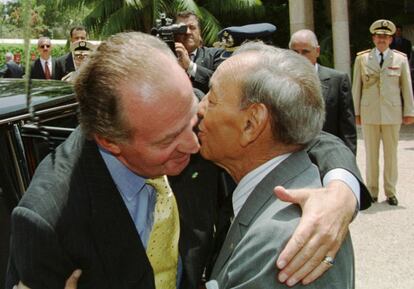 El Rey Don Juan Carlos saluda al Rey Hassan II de Marruecos a su llegada al Palacio Real de Rabat, para participar en la recepción que ofrecerá el monarca marroquí con ocasión de su 70º cumpleaños.