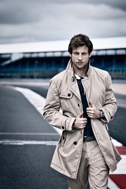 Jenson Button posó para este reportaje gráfico en el circuito de Silverstone con ropa de Hugo Boss y relojes de Tag Heuer