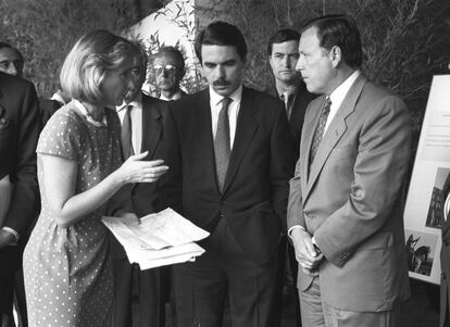 El líder del PP José María Aznar (c), junto con la concejala de la Ayuntamiento de Madrid Esperanza Aguirre (i) y el alcalde de Madrid José María Álvarez del Manzano durante un acto inaugural, el 29 de julio de 1993.