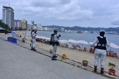 Miembros de la Guardia Nacional acuden a las playas de Acapulco (Guerrero) ante la llegada del huracán 'John', el 23 de septiembre de 2024.