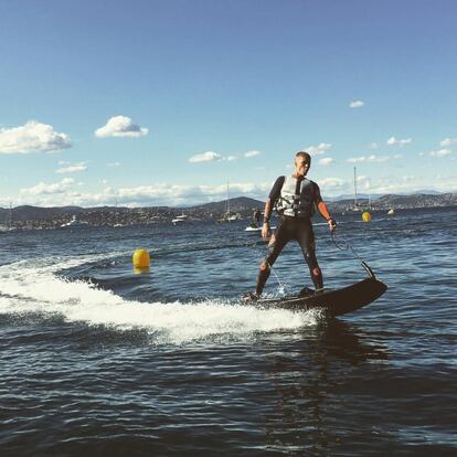 El cantante Justin Bieber aprovecha el buen tiempo para practicar deportes acuáticos. El canadiense también ha compartido en su Instagram su excursión con motos de agua.