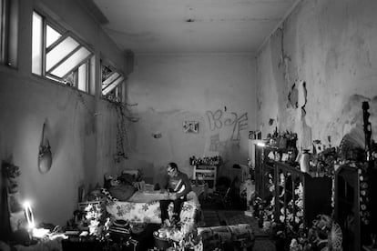 Paula and Carlos live in a house that they built in the old warehouse of an abandoned school in Lisbon. They have been robbed several times. They both work, but their salaries do not allow them to live in a better place.