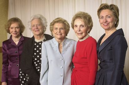Hillary Clinton, a la derecha, junto a las primeras damas que le precedieron en la Casa Blanca, el 17 de enero de 2003.