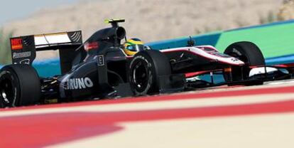 Bruno Senna rueda por el circuito de Bahrein.