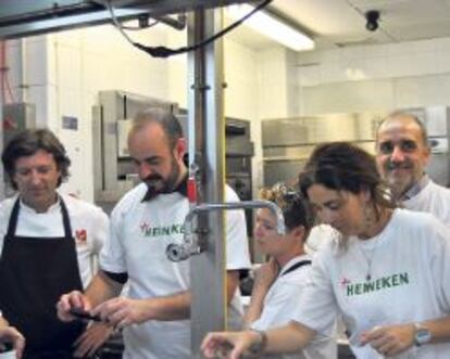 Empleados de Heineken, entre ellos Mauricio Domínguez-Adame, en un taller culinario para personas en riesgo de exclusión.