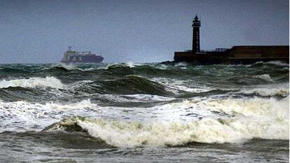 Una imagen del oleaje, en la tarde de ayer, mientras un barco enfilaba la bocana del puerto de Valencia.