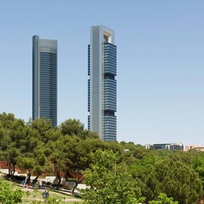Torre Cepsa (derecha) de Foster and Partners en Madrid. |