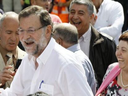 El presidente del Gobierno, Mariano Rajoy (c), durante su visita hoy a la localidad lucense de Portomar&iacute;n, donde ha sido nombrado Caballero de la Real Orden Seren&iacute;sima de la Alquitara. 