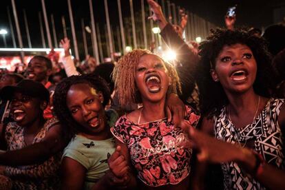 Varios mujeres reciben a 2018 en Nairobi (Kenya).