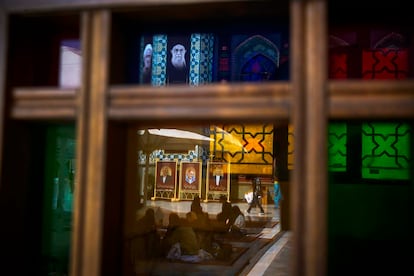 Mujeres conversan tras el rezo en una mezquita en la que se han colocado fotos de varios comandantes muertos por los bombardeos de EE UU e Israel.