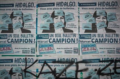 Carteles contra la alcaldesa socialista Anne Hidalgo en las calles de París (2020).