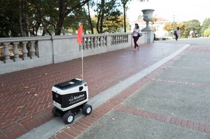 Un robot carga un pedido de alimentos en Berkeley, California.