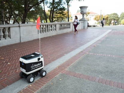 Un robot carga un pedido de alimentos en Berkeley, California.
