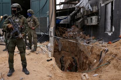 Soldados israelíes permanecen cerca de la supuesta boca de entrada de un túnel en el complejo del hospital Al Shifa en la Ciudad de Gaza, durante una visita guiada organizada y revisada por el ejército de Netanyahu.